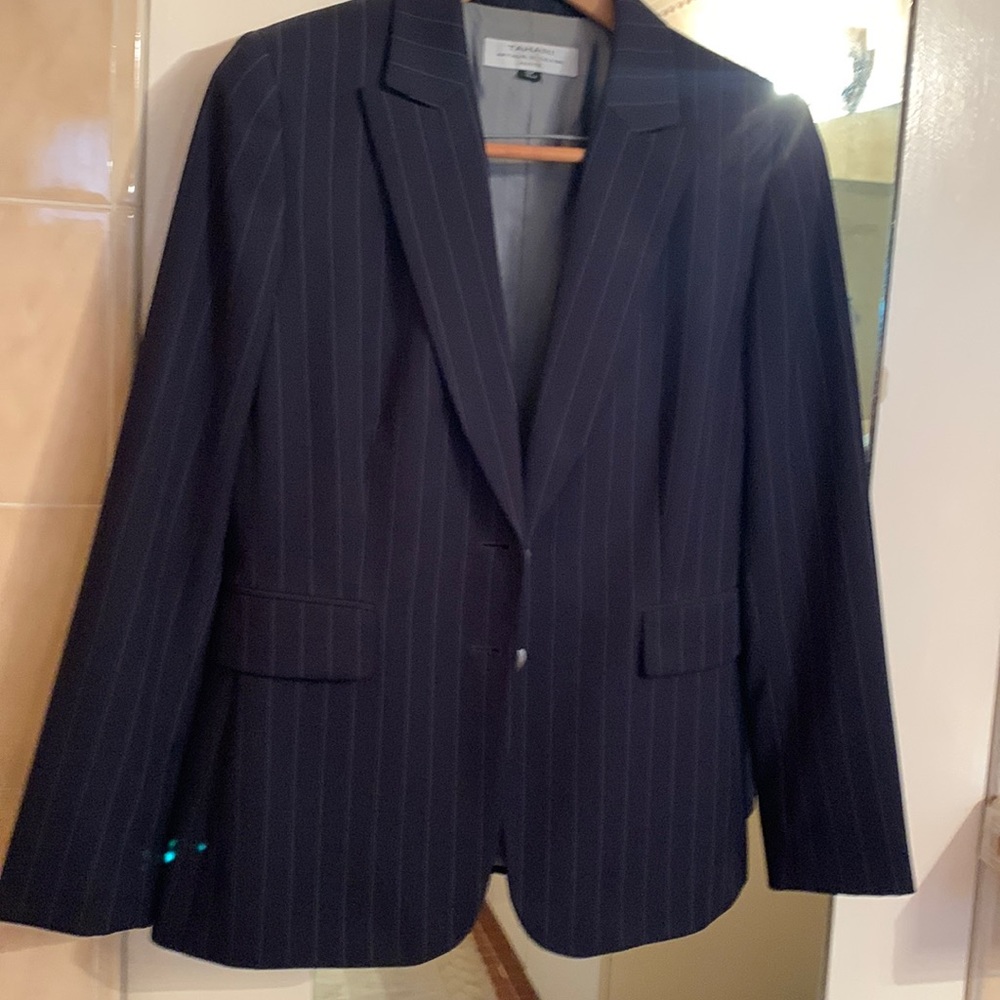 Beautiful and in excellent condition Tahari pants suit
